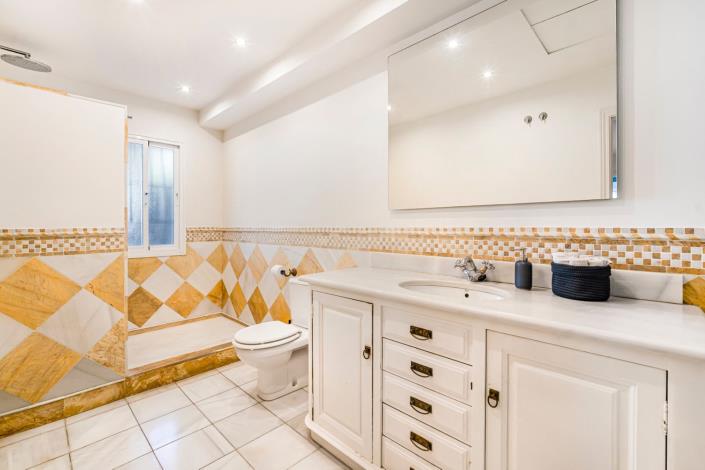 Image No.11-5 Bed Townhouse for sale