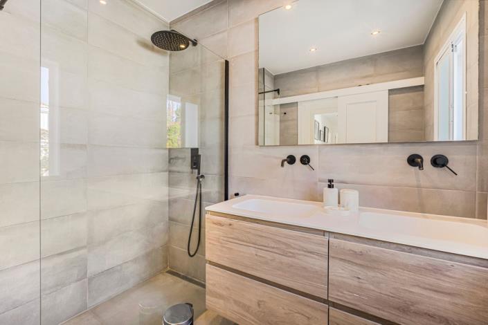 Image No.13-5 Bed Townhouse for sale