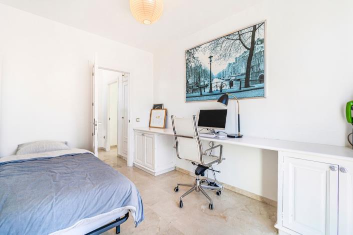 Image No.18-5 Bed Townhouse for sale