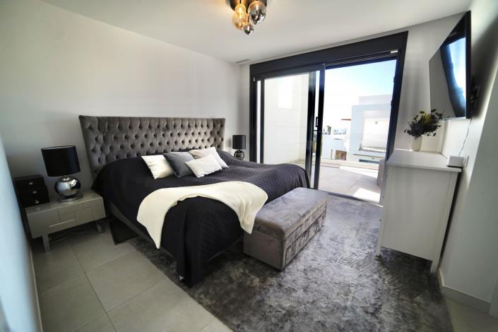 Image No.8-3 Bed Townhouse for sale