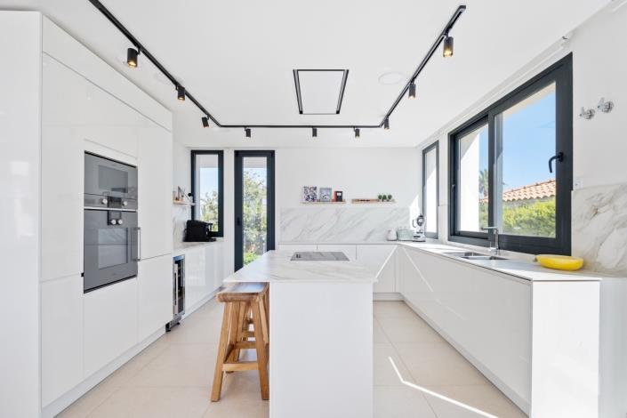 Image No.9-4 Bed Villa / Detached for sale