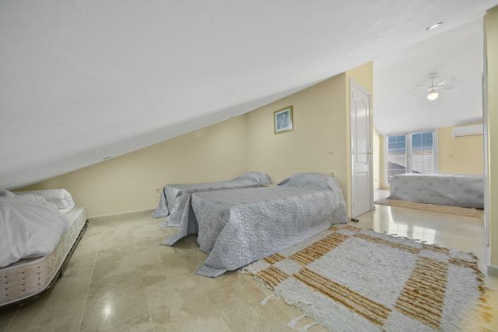 Image No.25-3 Bed Townhouse for sale