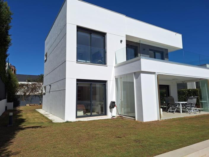 Image No.29-4 Bed Villa / Detached for sale