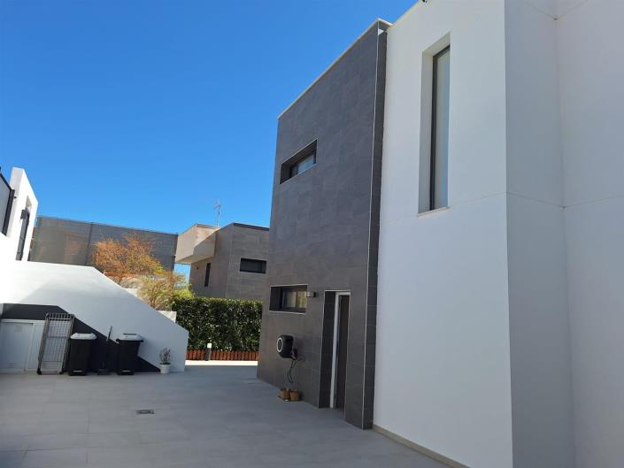 Image No.38-4 Bed Villa / Detached for sale