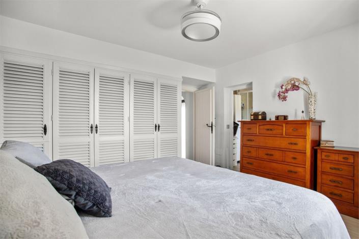 Image No.16-2 Bed Townhouse for sale