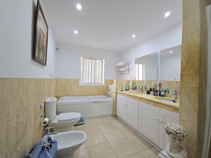 Image No.29-4 Bed Villa / Detached for sale