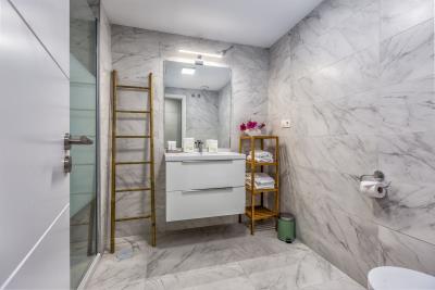 10-bb915d1cb19341576dcdc994b81ab9c5