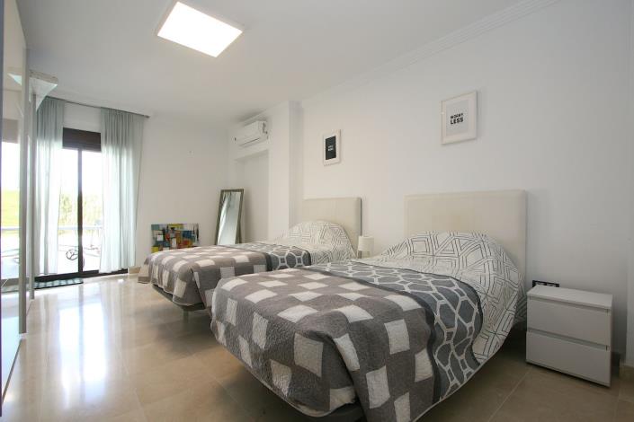 Image No.11-8 Bed Villa / Detached for sale