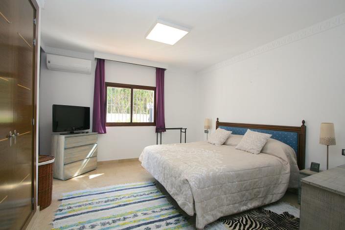 Image No.12-8 Bed Villa / Detached for sale