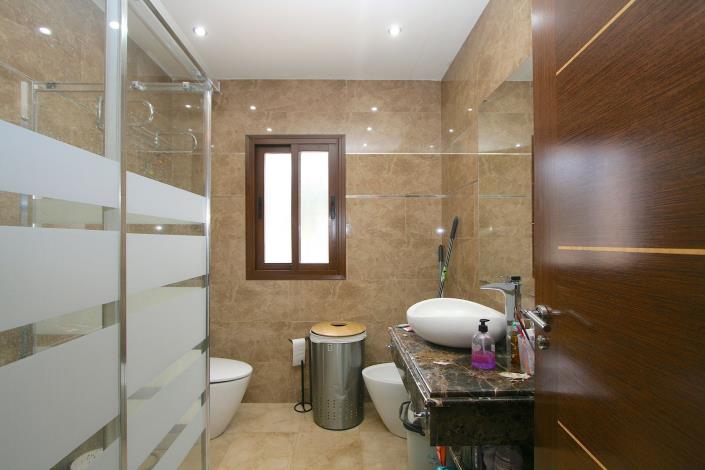 Image No.13-8 Bed Villa / Detached for sale