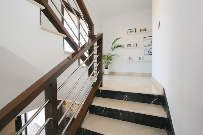 Image No.15-8 Bed Villa / Detached for sale