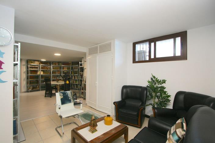 Image No.43-8 Bed Villa / Detached for sale