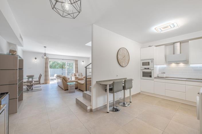 Image No.25-3 Bed Townhouse for sale