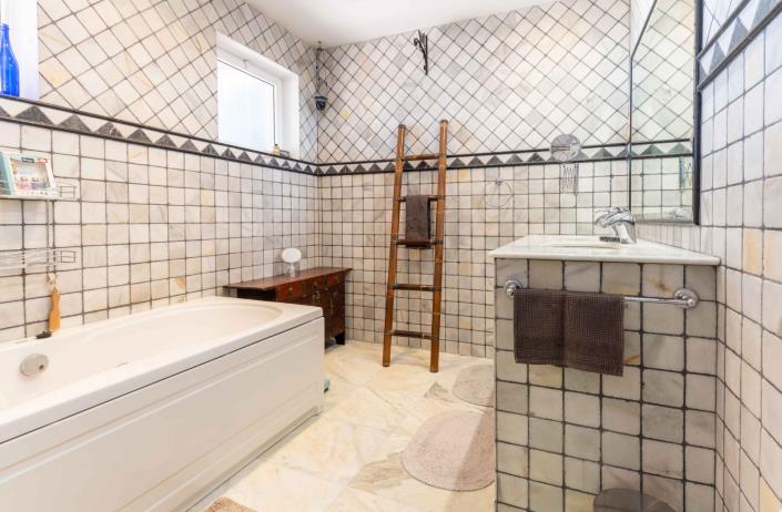 Image No.4-5 Bed Villa / Detached for sale