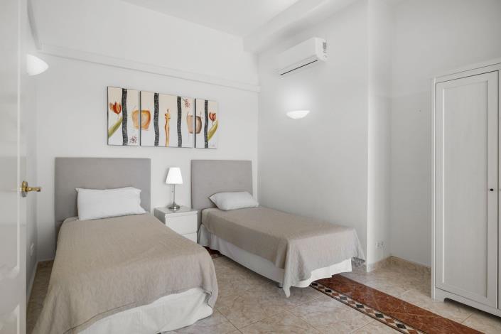 Image No.15-5 Bed Villa / Detached for sale