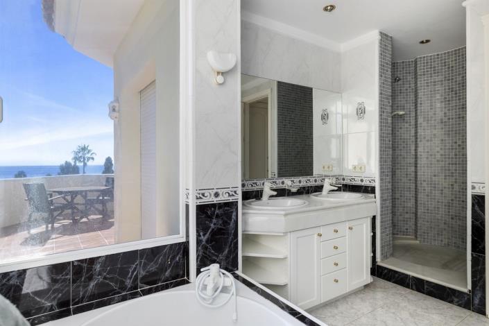 Image No.24-5 Bed Villa / Detached for sale