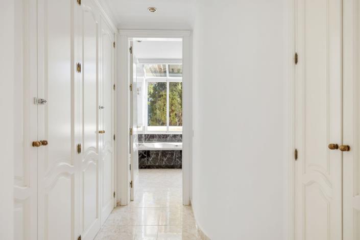 Image No.26-5 Bed Villa / Detached for sale