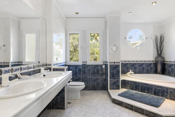 Image No.28-5 Bed Villa / Detached for sale