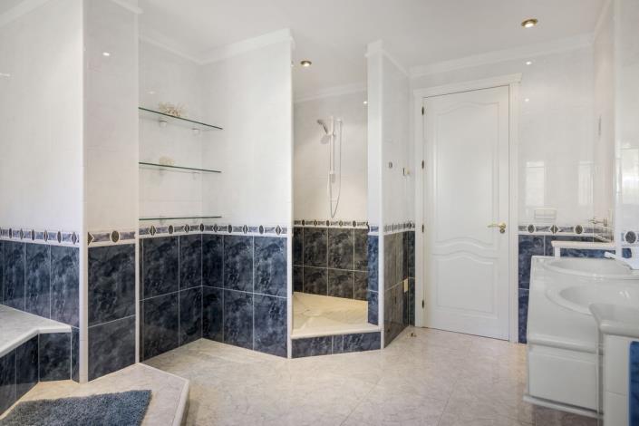 Image No.30-5 Bed Villa / Detached for sale