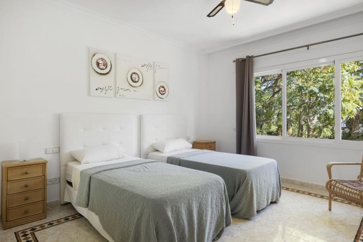 Image No.33-5 Bed Villa / Detached for sale