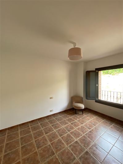 Image No.20-4 Bed House for sale