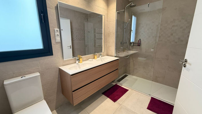 Image No.11-2 Bed Property for sale