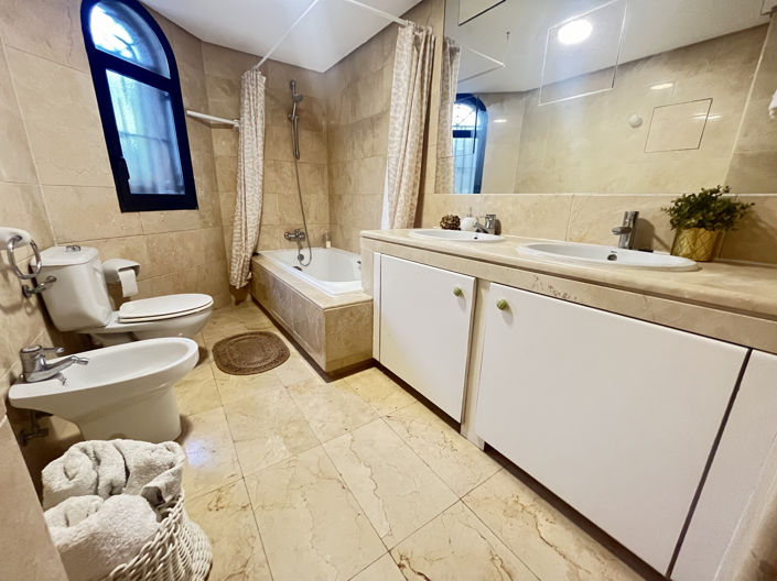 Image No.25-2 Bed Townhouse for sale