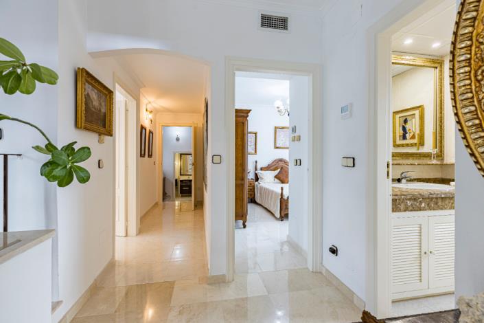 Image No.23-5 Bed Villa / Detached for sale