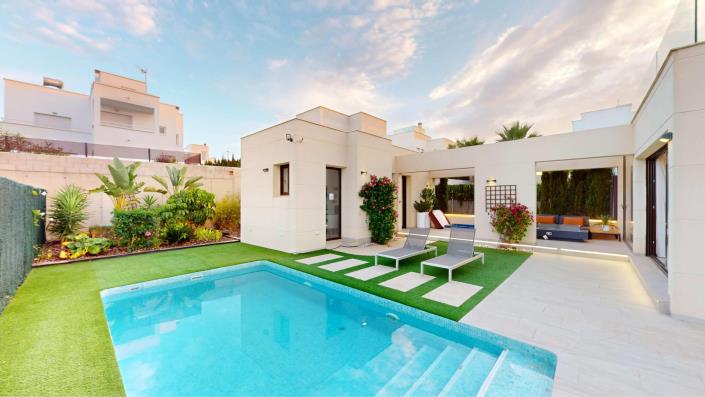 Image No.1-4 Bed Villa / Detached for sale