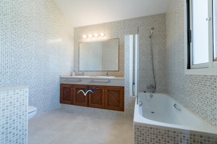 Image No.25-5 Bed Villa / Detached for sale