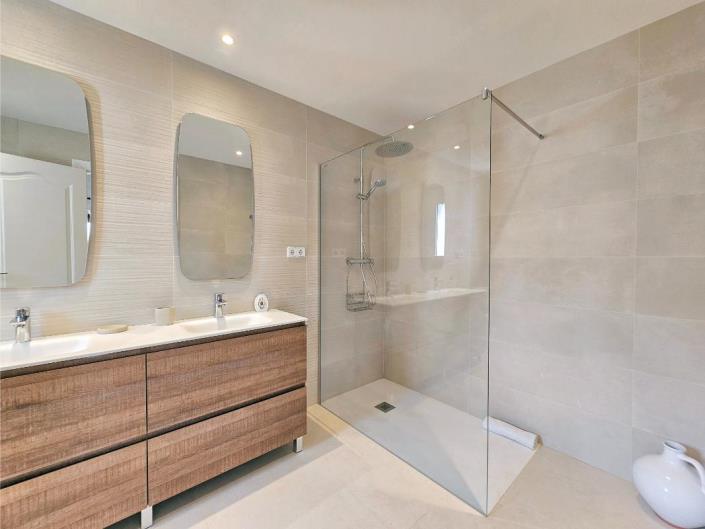 Image No.18-5 Bed Villa / Detached for sale