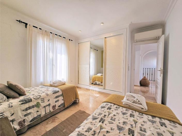 Image No.29-5 Bed Villa / Detached for sale