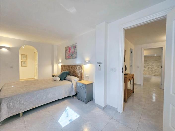 Image No.48-5 Bed Villa / Detached for sale