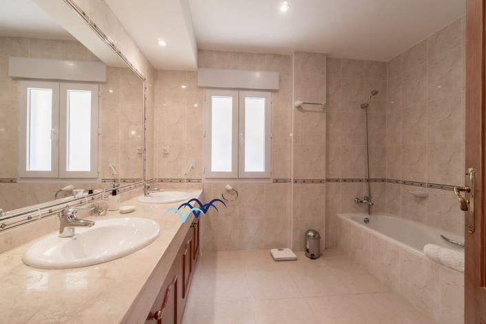 Image No.41-4 Bed Villa / Detached for sale