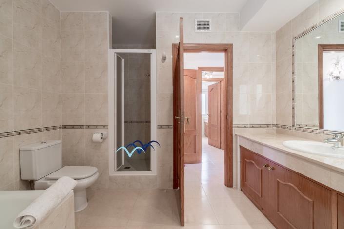 Image No.42-4 Bed Villa / Detached for sale