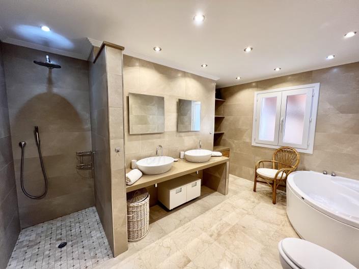 Image No.10-3 Bed Villa / Detached for sale