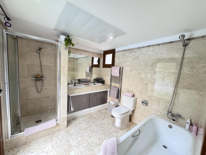 Image No.14-4 Bed Villa / Detached for sale