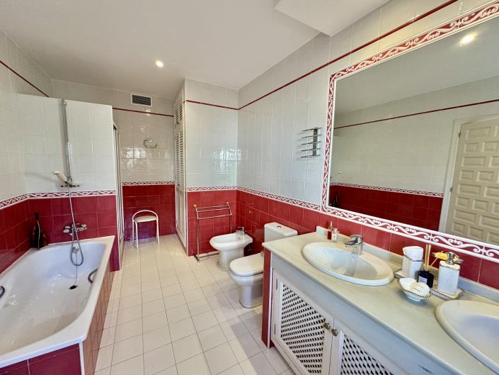 Image No.12-4 Bed Villa / Detached for sale