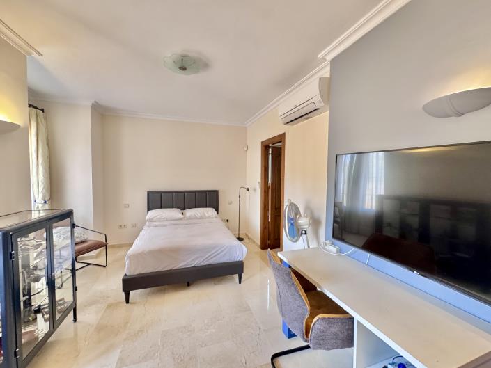 Image No.10-4 Bed Semi-Detached for sale