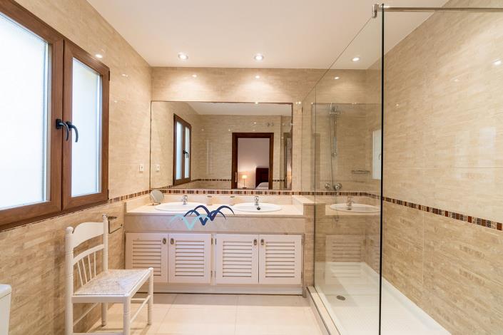 Image No.44-6 Bed Villa / Detached for sale