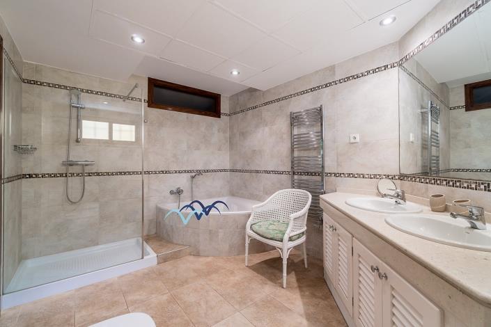 Image No.47-6 Bed Villa / Detached for sale