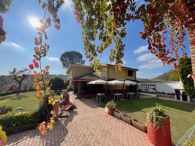 Image No.1-5 Bed Country House for sale