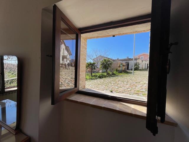 Image No.17-4 Bed Townhouse for sale