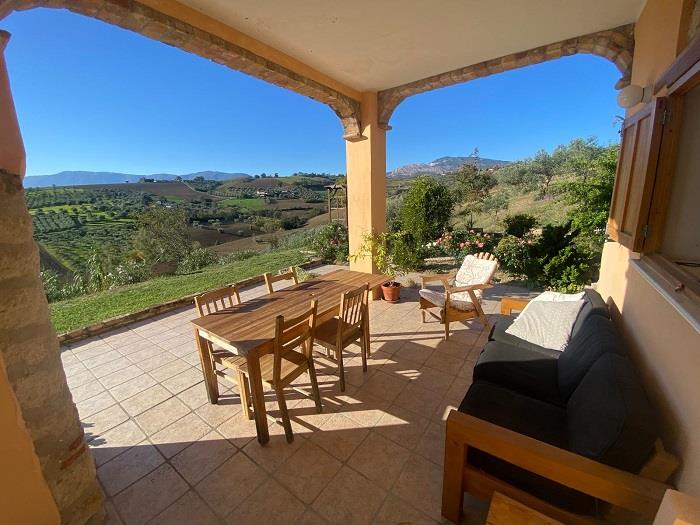 Image No.2-4 Bed Country House for sale