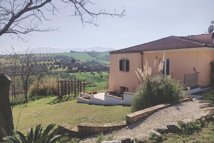 Image No.17-4 Bed Country House for sale