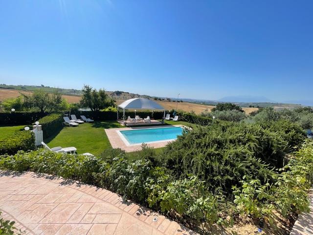 Image No.3-8 Bed Country House for sale