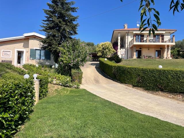 Image No.5-8 Bed Country House for sale