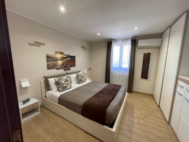 Image No.30-8 Bed Country House for sale