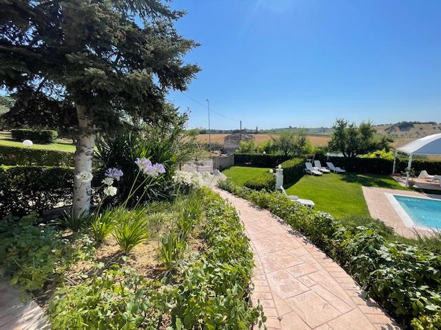 Image No.40-8 Bed Country House for sale