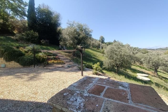 Image No.11-2 Bed Country House for sale